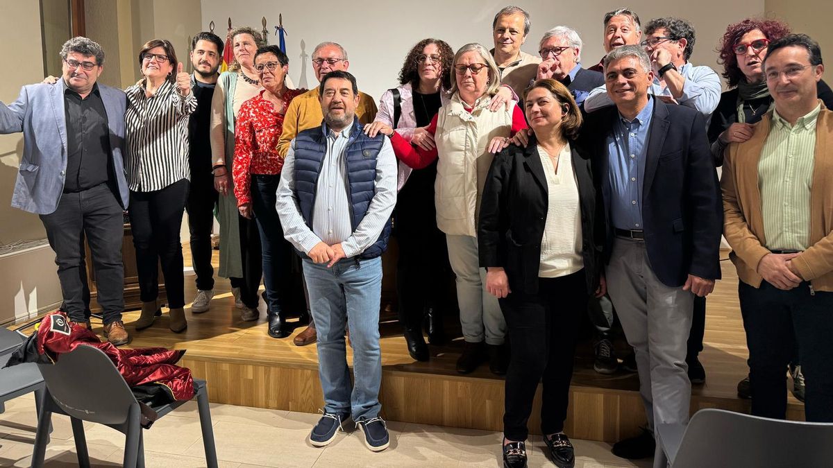 El ganador Alfredo Moreno en el centro y tras él el resto de la candidatura a la ejecutiva local del PSOE en Plasencia