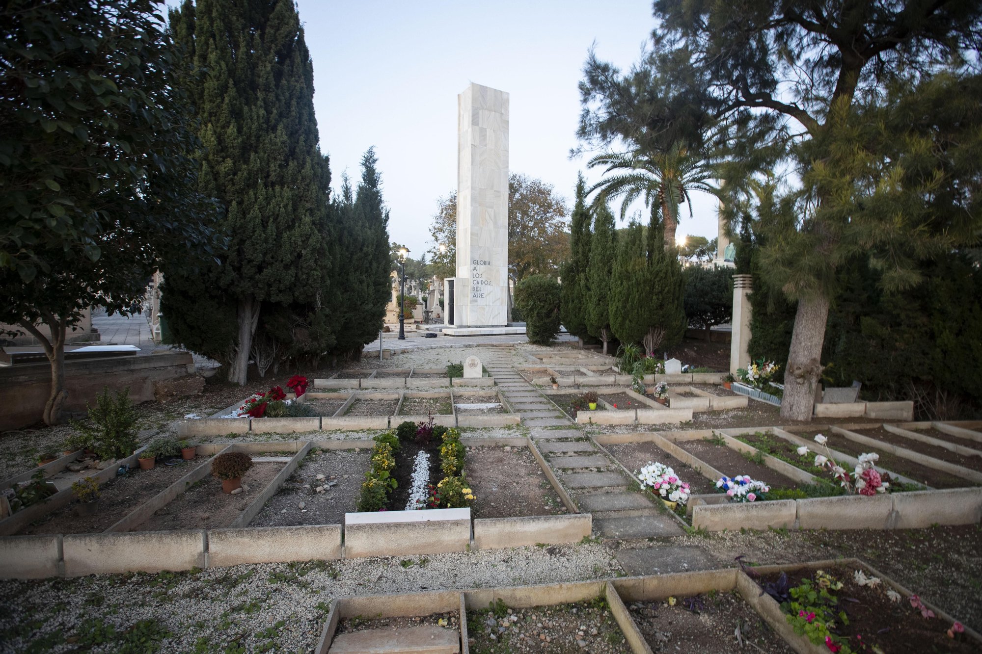 El Jardí de l'islam, con el mausoleo de los 'caídos' del Ejército del Aire al fondo