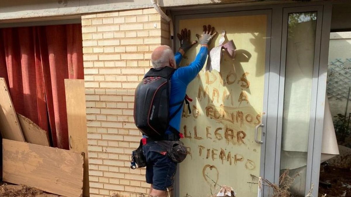 El fill d'una de les finades a les cases de Picanya, en una imatge de TVE presa pocs dies després de la dana.