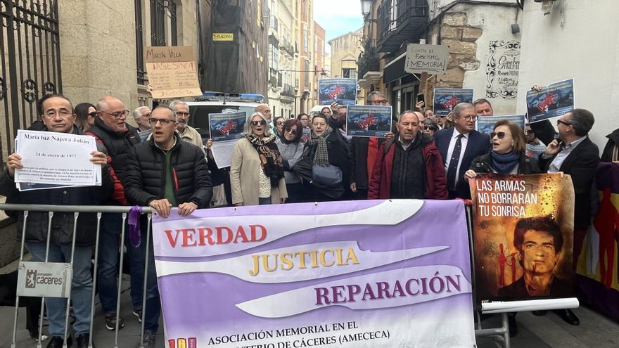 Desalojado un activista por la Memoria del coloquio de Martín Villa sobre la Transición: "Es responsable de crímenes de lesa humanidad"
