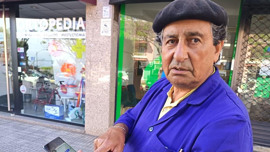 Hilario muestra la dirección de una red social de un primo suyo que, a su vez, y por la otra familia, lo era de Maradona