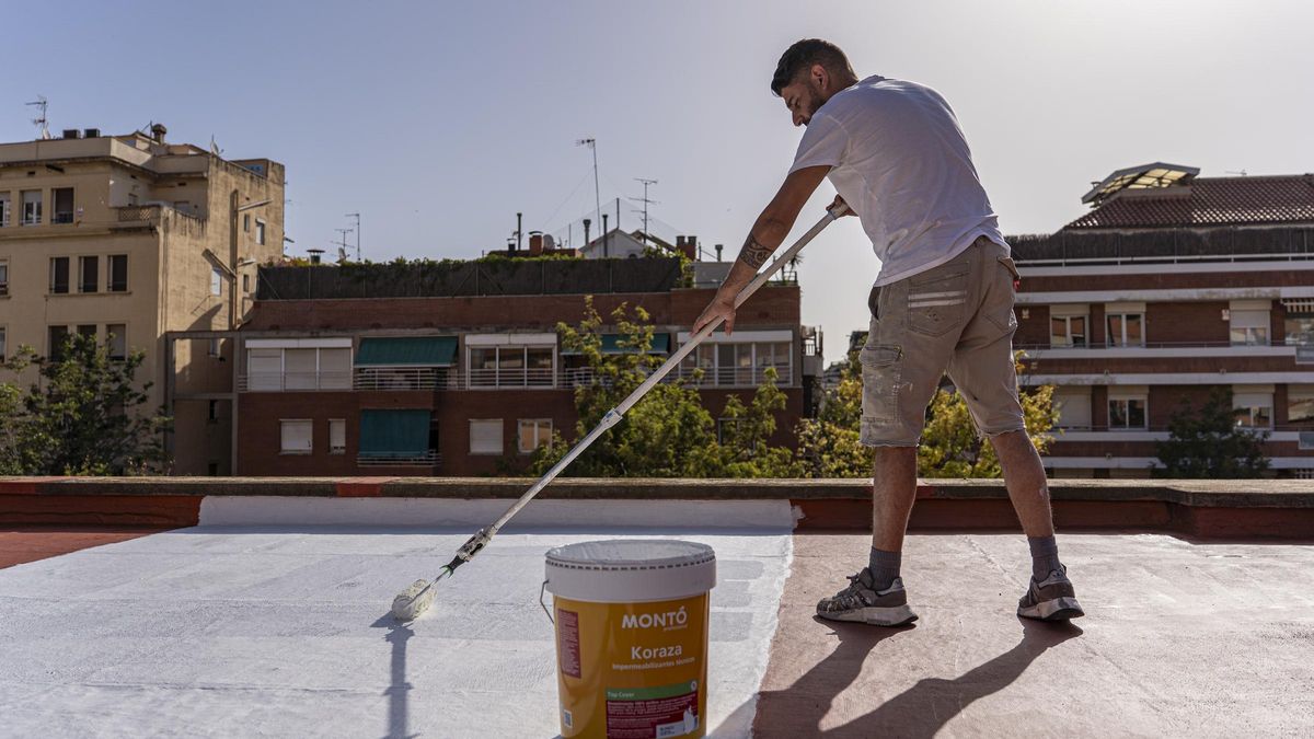 Pintar la azotea de blanco: Barcelona ensaya cubiertas reflectantes para rebajar el calor