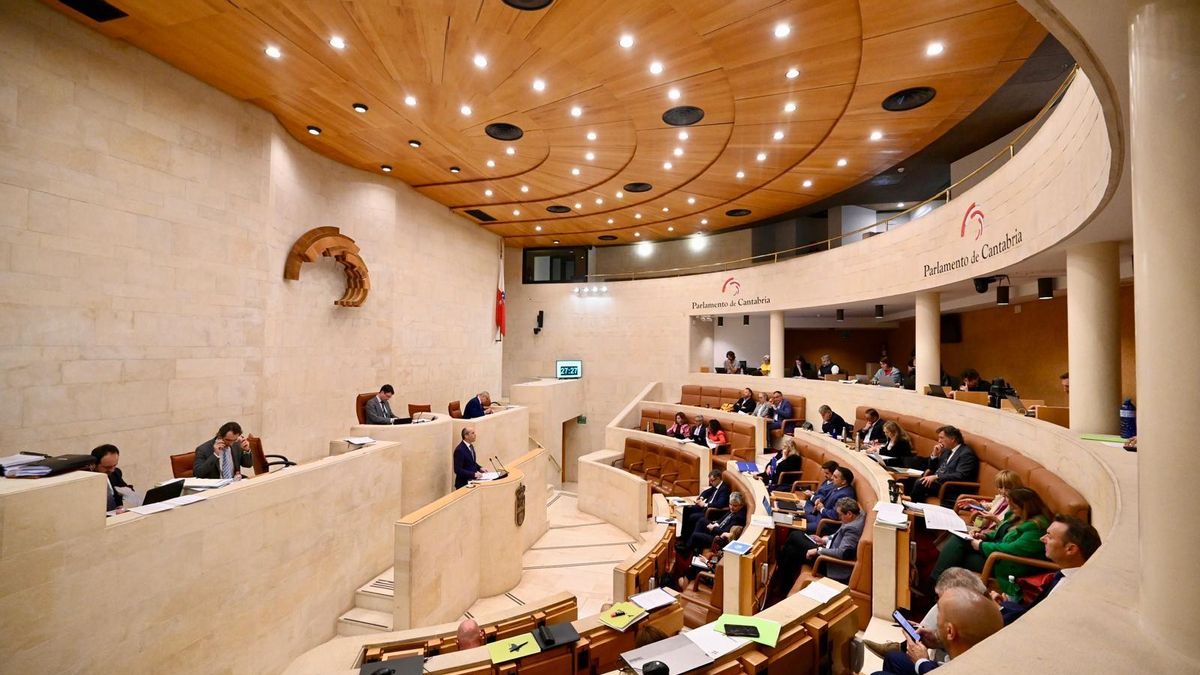 El Parlamento cántabro aprueba condenar la "corrupción" del Gobierno de Sánchez y demanda elecciones "inmediatas"