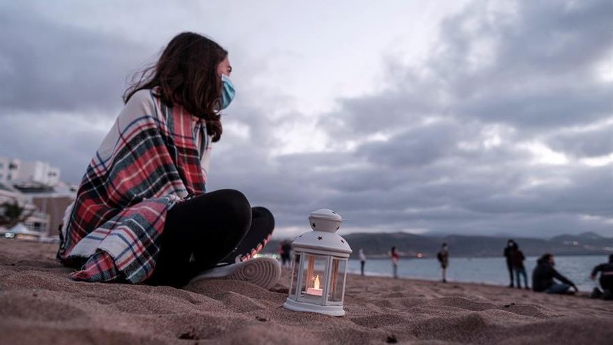 Un duelo en la orilla del mar para recordar a la niña de Mali