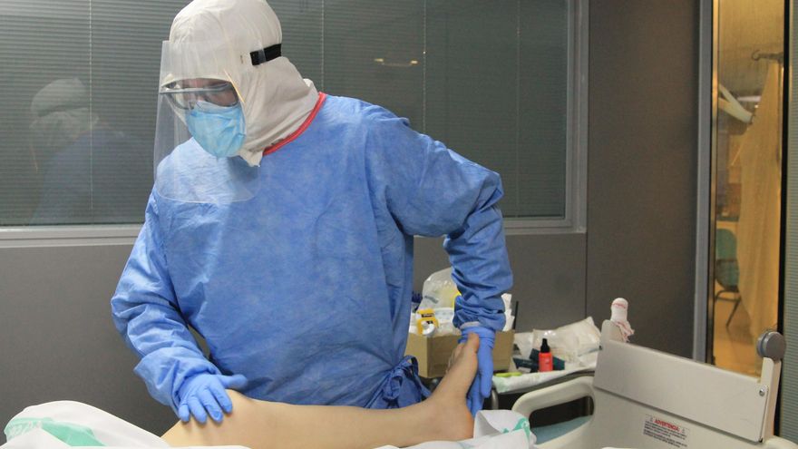 Atendiendo a un paciente con COVID-19