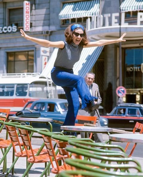 Concha Velasco sobre mesas de una terraza en la Plaza de España