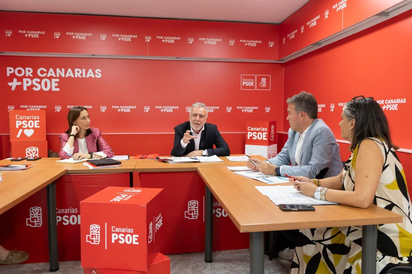 Ángel Víctor Torres este lunes en la reunión con el responsable en las islas de la Red Europea de Lucha contra la Pobreza, Fernando Rodríguez, para analizar los datos relativos a las islas de su último informe sobre exclusión social.