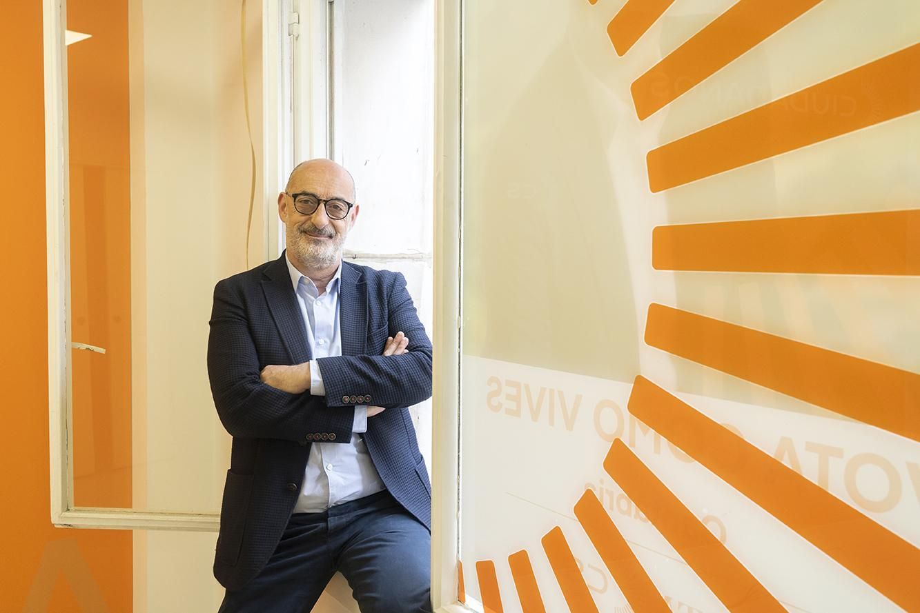 Félix Álvarez posa en la sede de Ciudadanos en Cantabria.