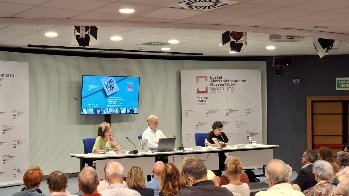 Presentación del libro 'Amigas sin estatuas', de Iñaki Anasagasti en Sabin Etxea, en Bilbao