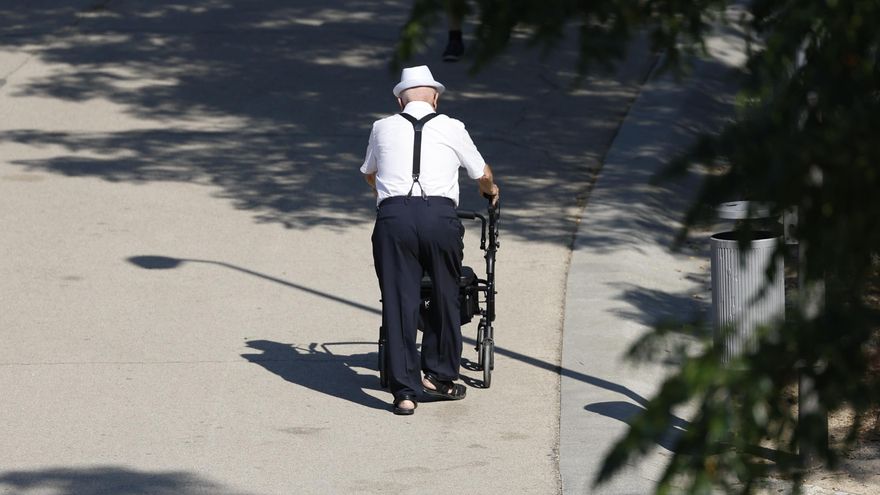 El calor aumenta la soledad, sobre todo en las ciudades con el cierre de actividades