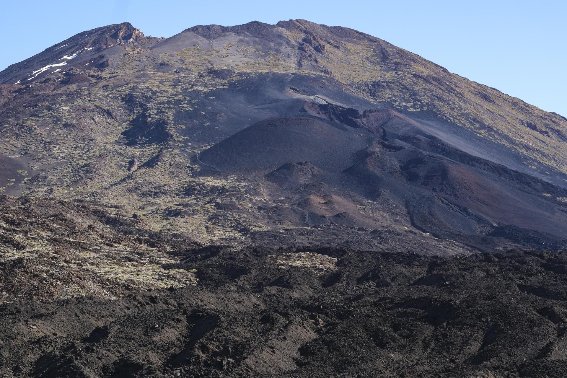 Diferentes conos volcánicos en Las Cañadas, junto al Teide.