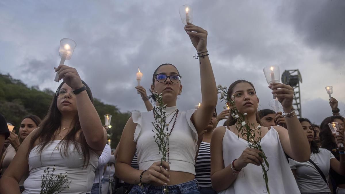 Un grupo de personas participa en una vigilia en honor las víctimas de los terremotos este domingo, en Caracas (Venezuela).