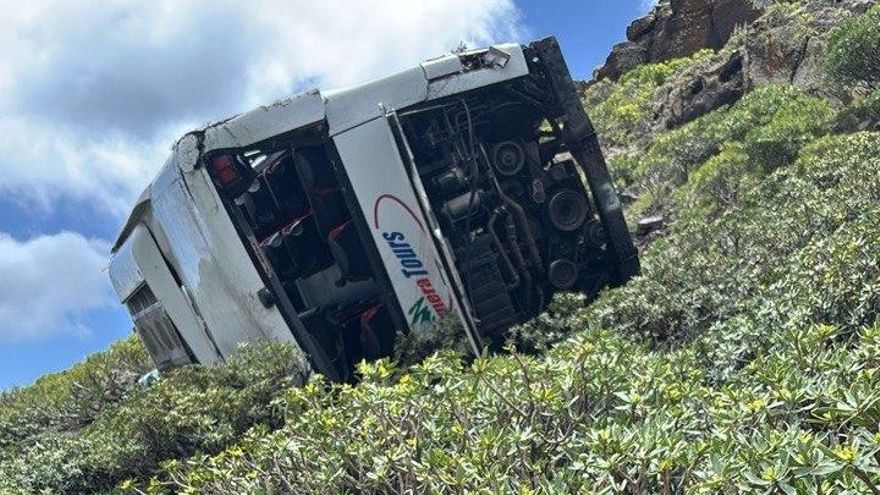 Guagua precipitada por un barranco en San Sebastián de La Gomera este viernes.