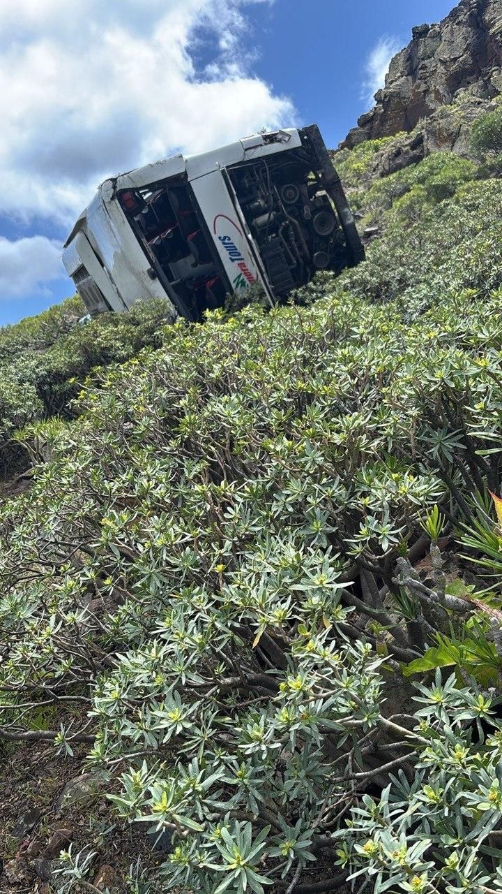 Guagua precipitada por un barranco en San Sebastián de La Gomera este viernes.