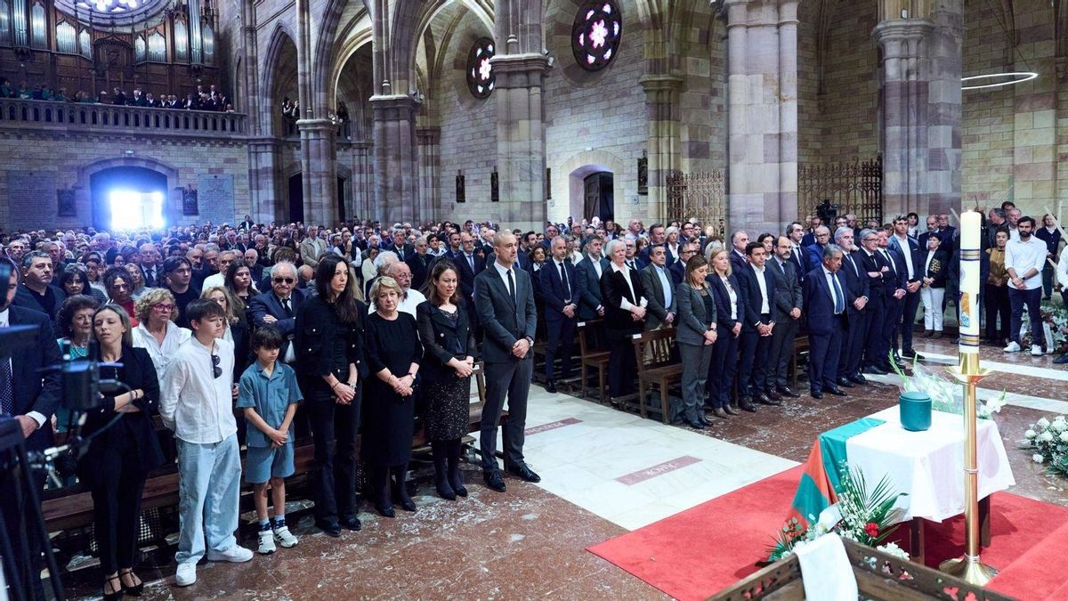 Cientos de personas despiden a Francisco Javier López Marcano entonando 'Viento del Norte'