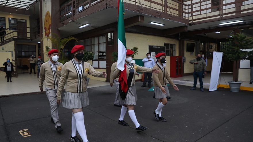 Jóvenes de una secundaria técnica asisten a clases presenciales hoy, en Ciudad de México (México). EFE/ Sáshenka Gutiérrez