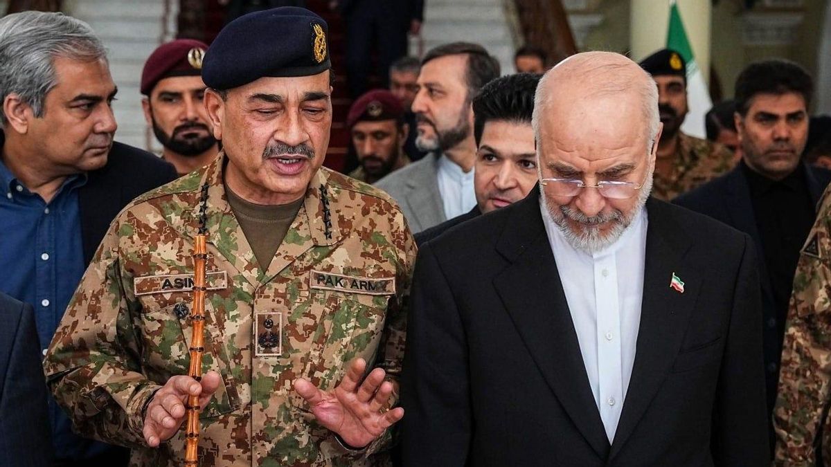 El jefe del Ejército de Pakistán (izq) junto a uno de los principales negociadores de Irán, Mohamad Ghalibaf, en Teherán, el 16 de abril de 2026.
