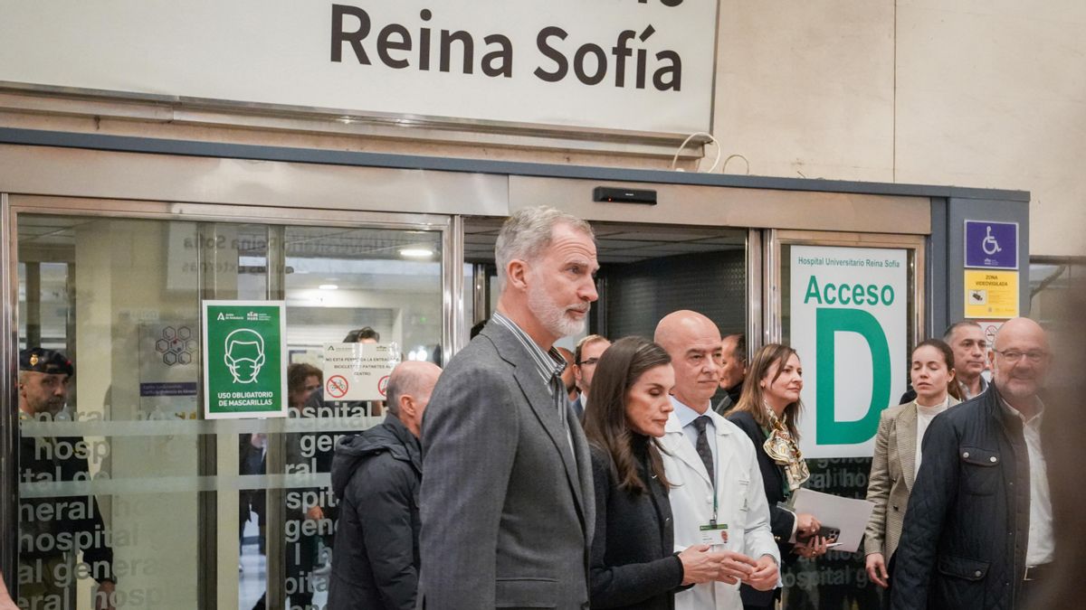 Los Reyes de España visitan a los heridos del accidente de Adamuz en el Hospital Reina Sofía