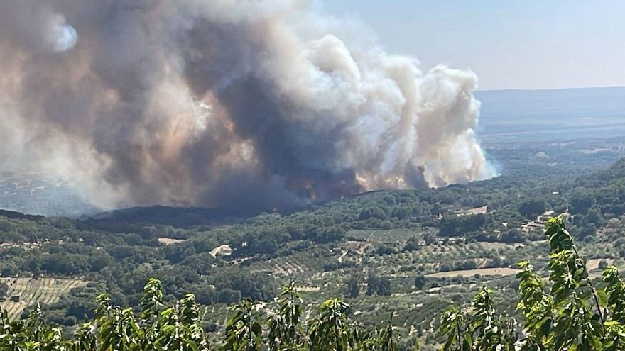 Se van retirando los efectivos del incendio forestal en Pasarón de la Vera, Cáceres, que parece controlado