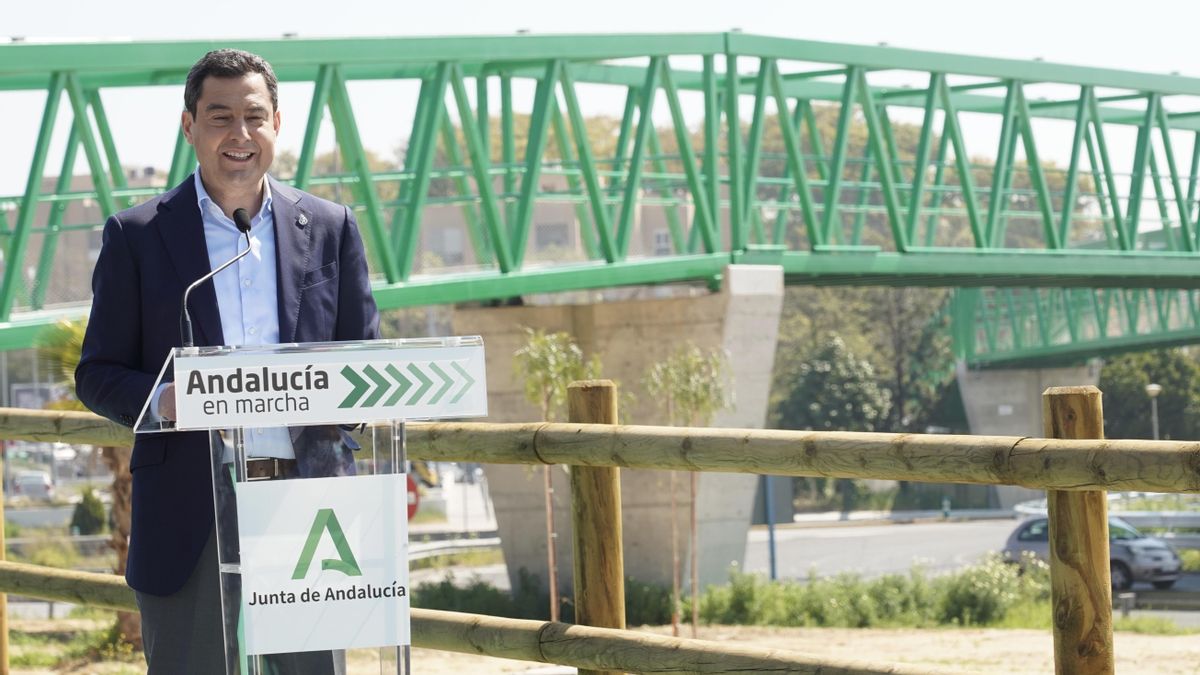 El presidente de la Junta de Andalucía, Juanma Moreno, en Mairena del Aljarafe (Sevilla).