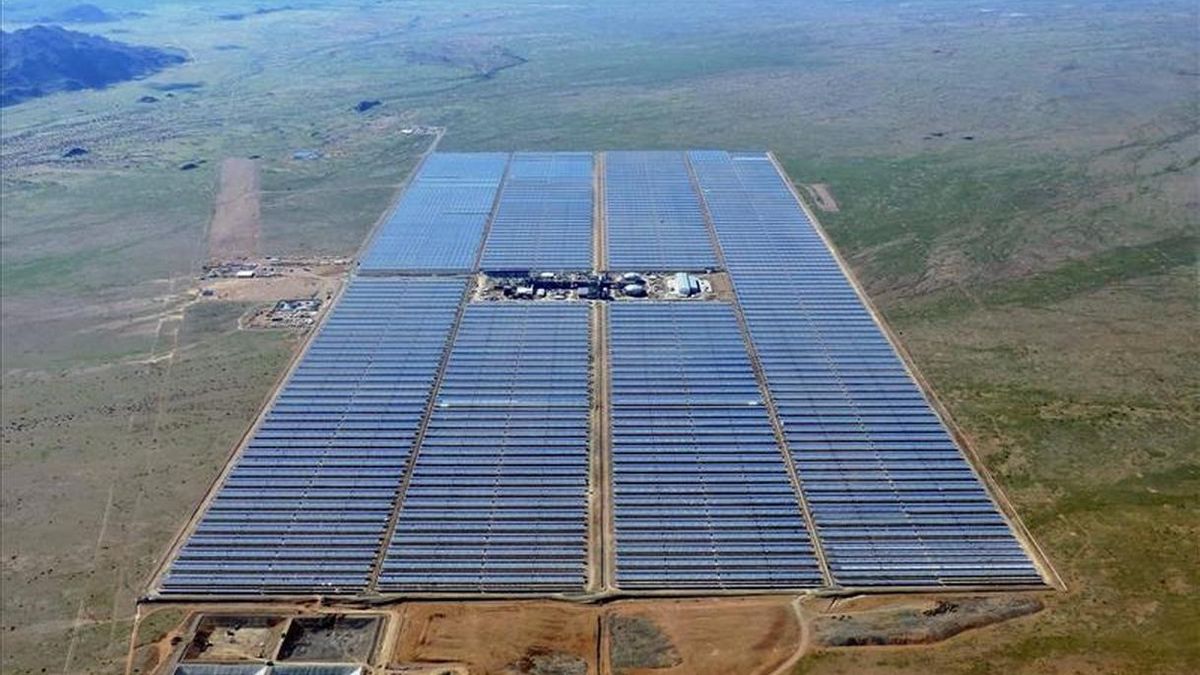 Fotografía facilitada por Abengoa de la planta Kaxu Solar One, en Pofadder (Sudáfrica)