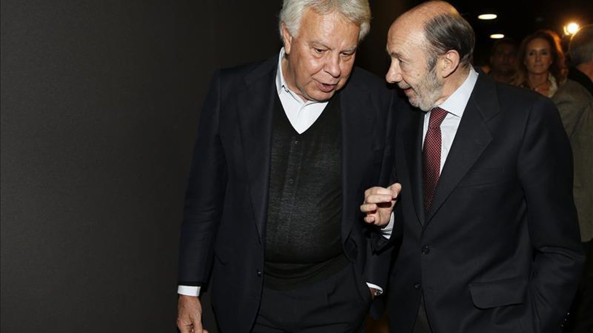 González y Zapatero se vuelcan con Rubalcaba en la conferencia política del PSOE