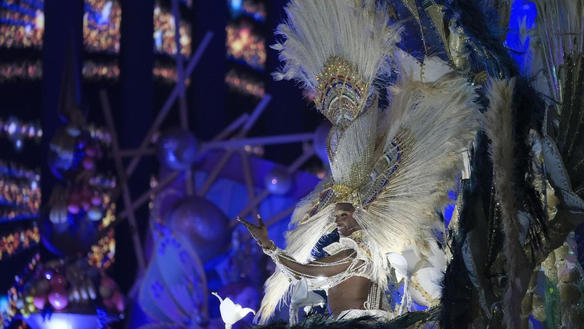 La candidata Suadu Sene Faye con la fantasía 'Nubia', diseñada por Kilian Betancor Falcón.