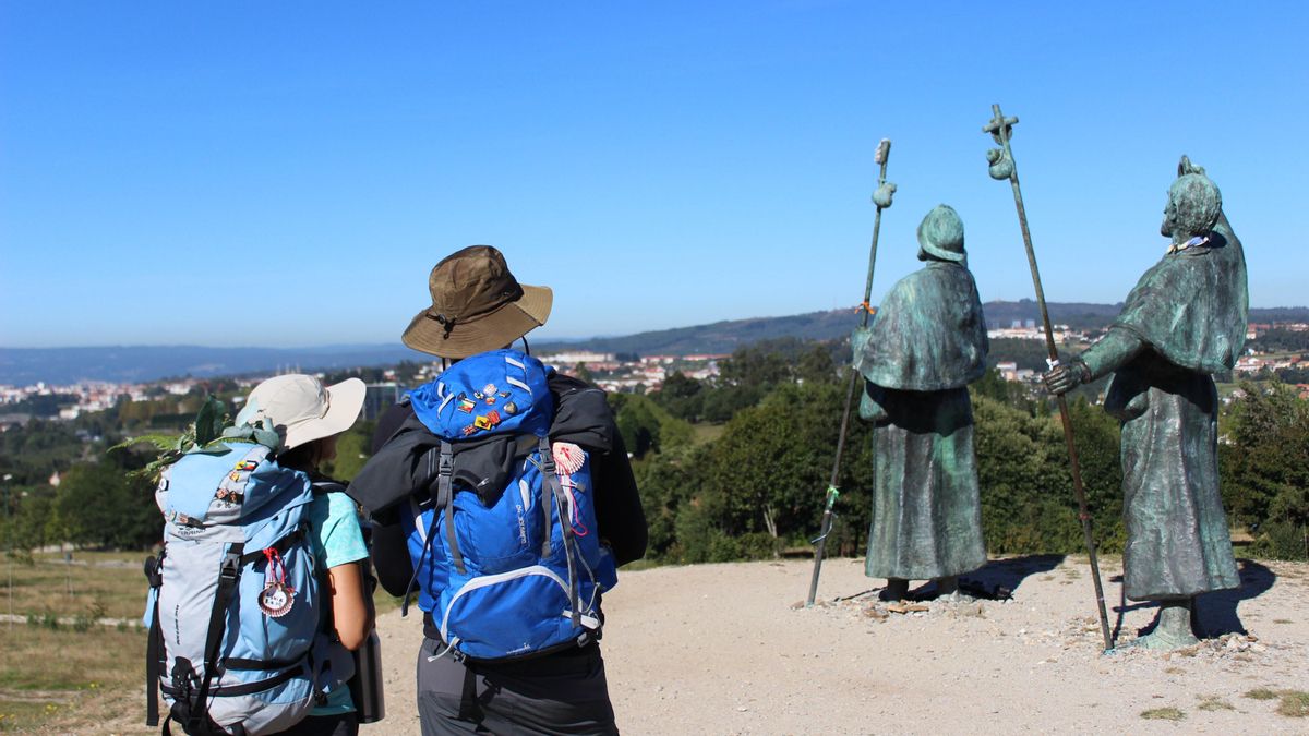 Con la renovación del espacio el escultor Acuña instaló dos figuras de bronce de peregrinos mirando con júbilo al horizonte