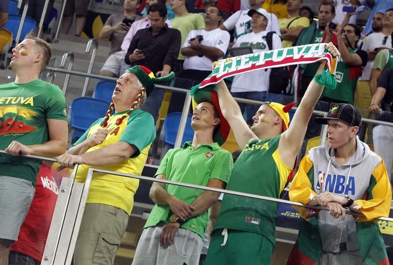 Aficionados en la sede de Gran Canria del Mundobasket 2014. Efe.