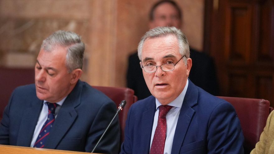 Archivo - El teniente de alcalde del Ayuntamiento de Sevilla y delegado de Hacienda, Juan Bueno durante un pleno (imagen de archivo).