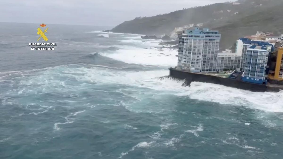 Prosigue la búsqueda de la mujer desaparecida tras un golpe de mar en Tenerife