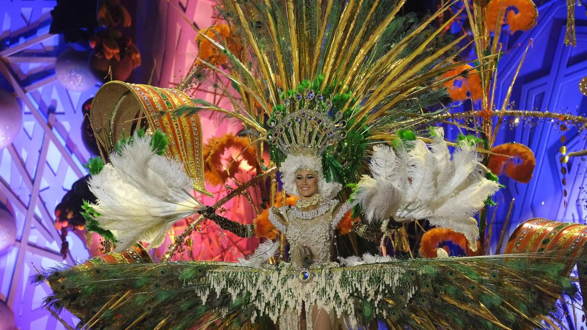 La candidata Laura Rodríguez con la fantasía 'Trésor', diseñada por Universo GC - Alberto Robaina.