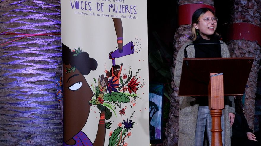 Paloma Chen recitando poemas en el I Festival Voces de Mujeres, en Tenerife
