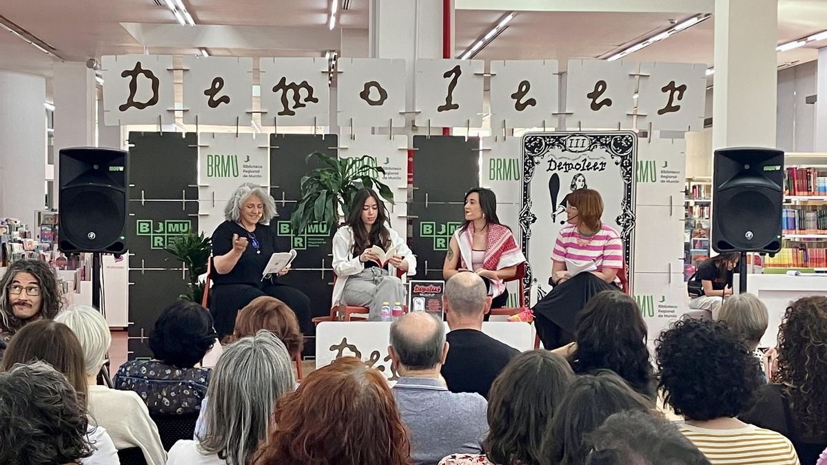 Inma Pelegrín, Lola Tórtola y María Sánchez-Saorín, acompañadas de la
presentadora Marta Gómez de la Vega, durante la primera mesa de la jornada
