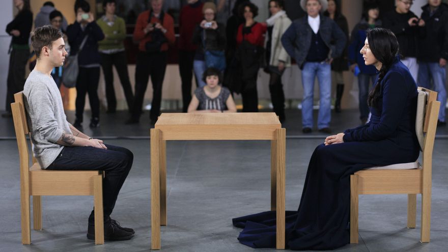 La artista y uno de los participantes en su célebre performance de 2010 'La artista está presente'.