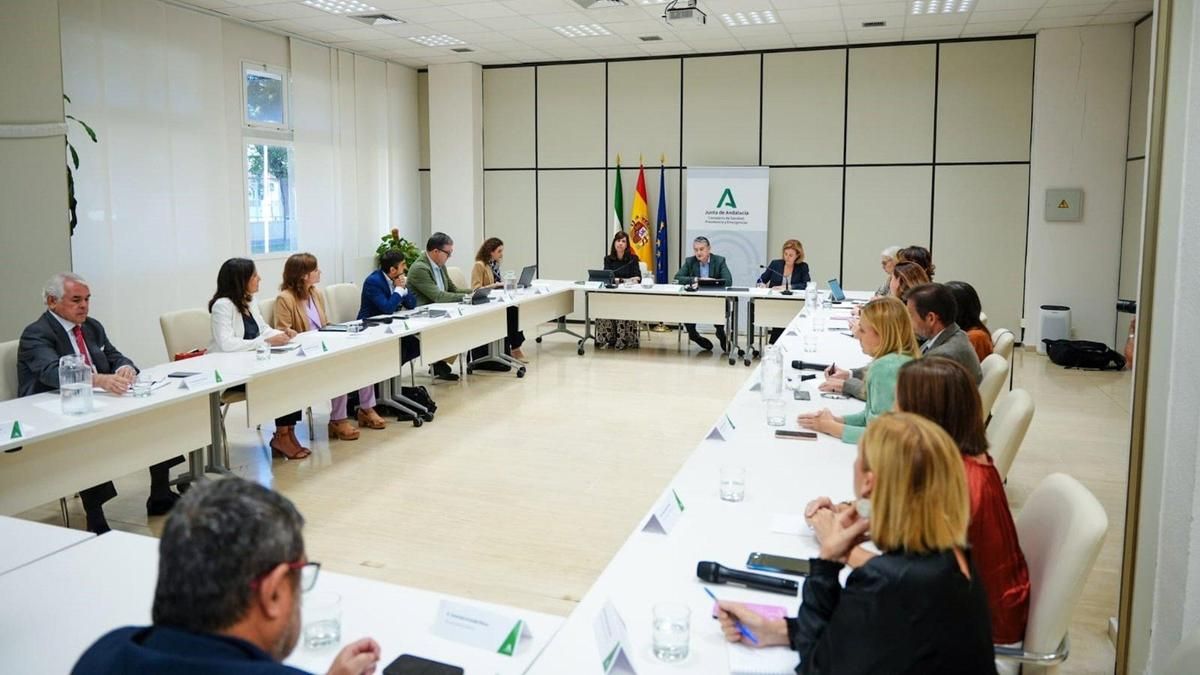 El consejero de Sanidad, Presidencia y Emergencias, Antonio Sanz, ha presidido este viernes la constitución de la comisión de seguimiento del plan de choque del cribado del cáncer de mama.