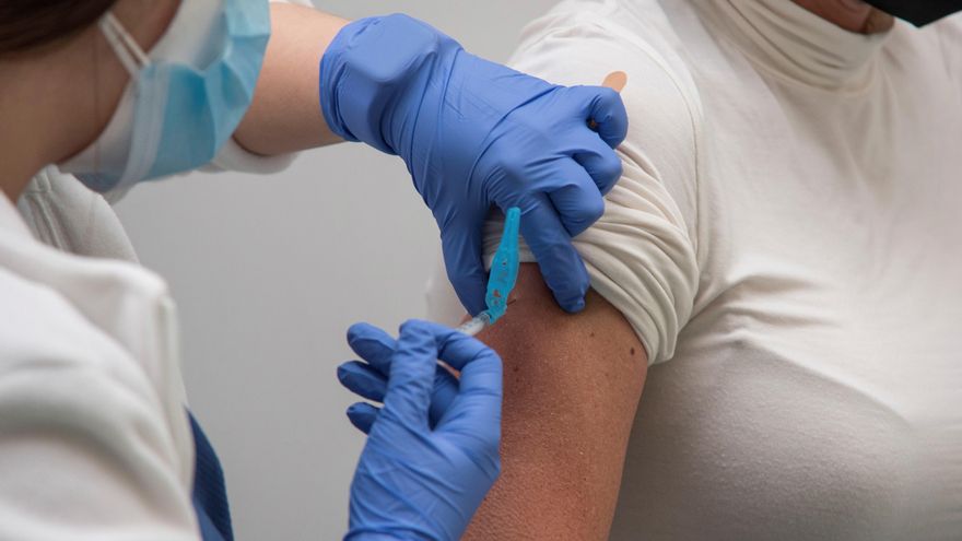 Una mujer recibe la vacuna contra el coronavirus. EFE/Atienza/Archivo