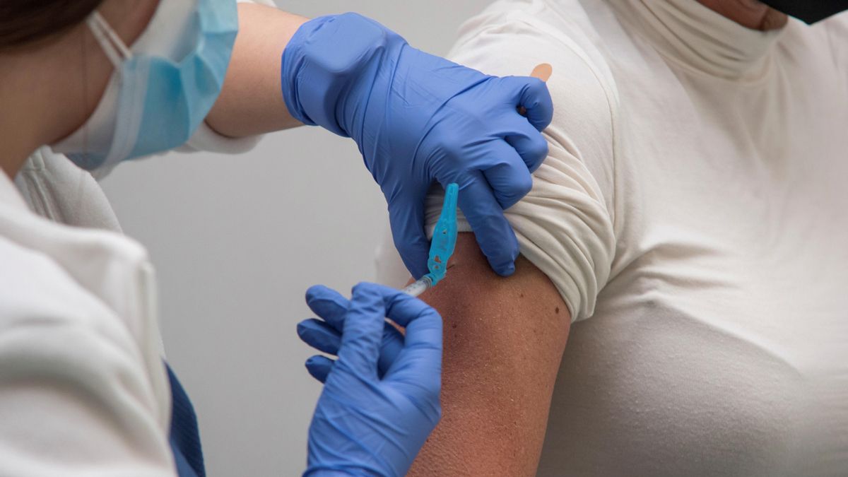 Una mujer recibe la vacuna contra el coronavirus. EFE/Atienza/Archivo
