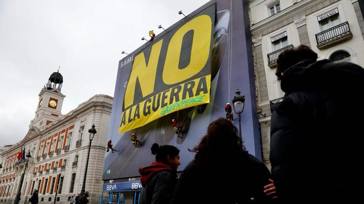 "No a la guerra": Greenpeace despliega una pancarta en el centro de Madrid