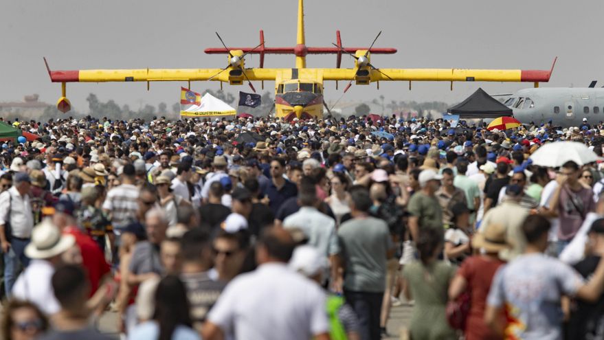 El rey prueba el avión en el que se formará la princesa Leonor en la Academia del Aire