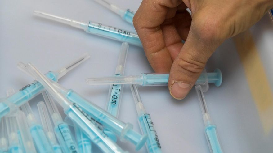 Una operaria de la planta de la empresa Becton Dickinson de Fraga (Huesca), inspecciona unas muestras de la jeringuilla que fabrican para administrar la vacuna contra el coronavirus. EFE/Javier Cebollada/Archivo