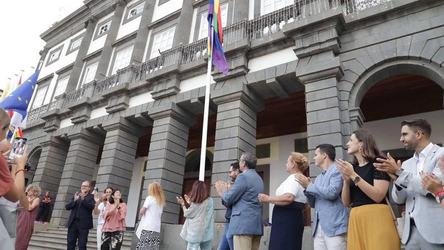 Las Casas Consistoriales lucen los colores del arcoíris del colectivo LGTBI