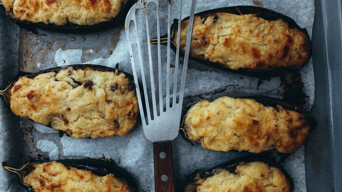 Cómo hacer la receta clásica de berenjenas rellenas de marisco y pescado