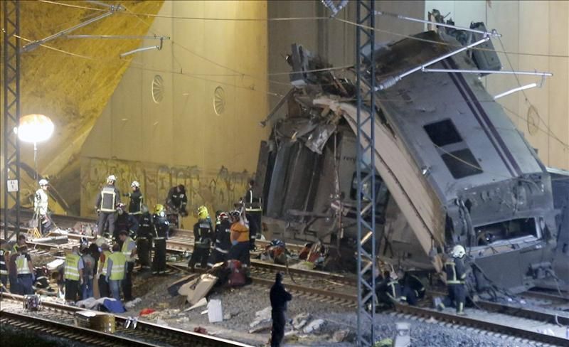 Los equipos de emergencia comprueban que no hay más víctimas en los vagones