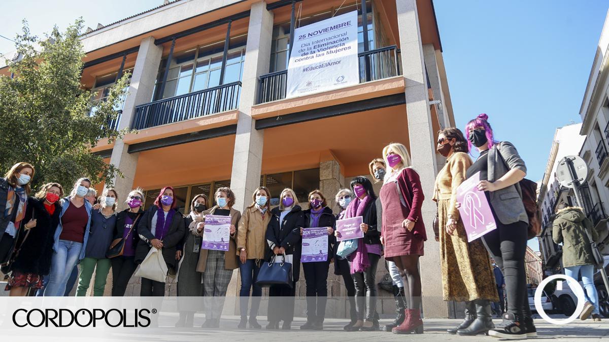 Una lona en el Ayuntamiento contra la violencia de género visibiliza ...