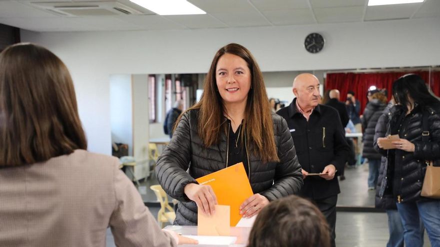 La candidata de Ciudadanos a las Cortes de Castilla y León por Valladolid, Mitzin Mariana Trápaga, vota en un colegio electoral de Valladolid