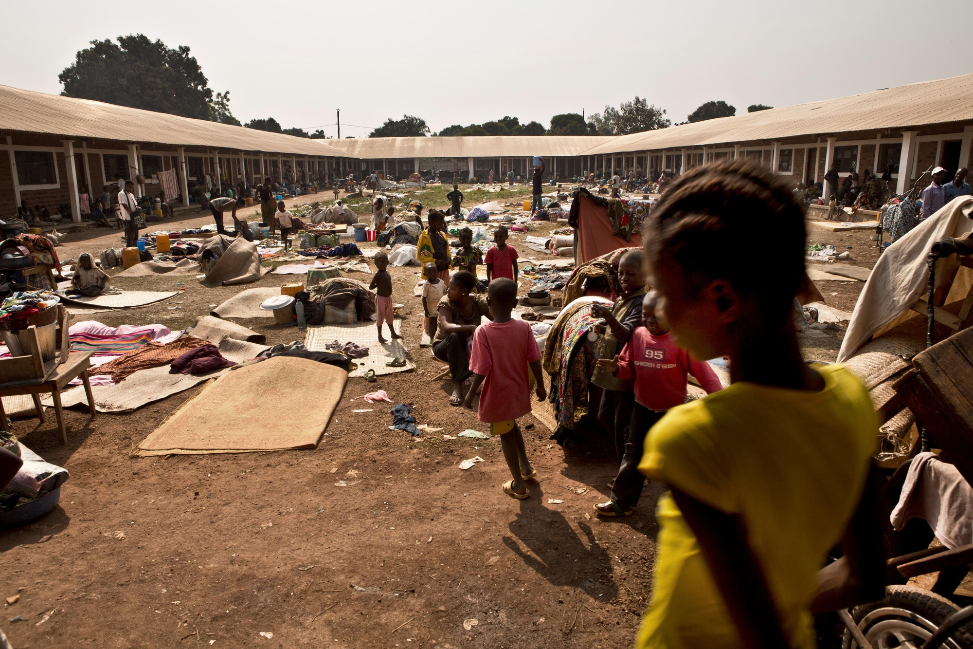 El campo de desplazados de Don Bosco, a cinco kilómetros de Bangui, acoge a miles de familias que llegaron buscando refugio a esta confesión católica después de los combates de diciembre. Fotografía: Juan Carlos Tomasi/MSF