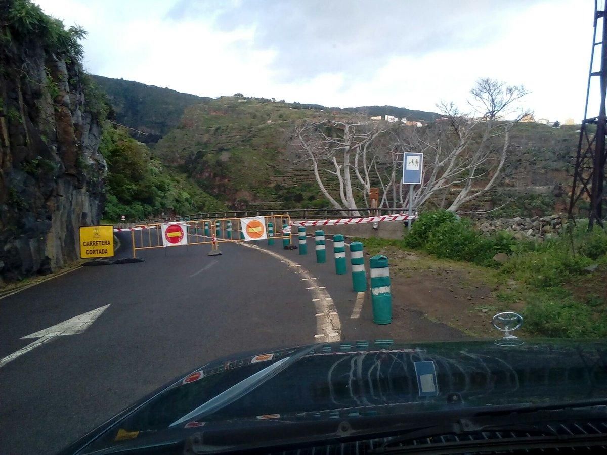 Carretera cerrada en La Palma.