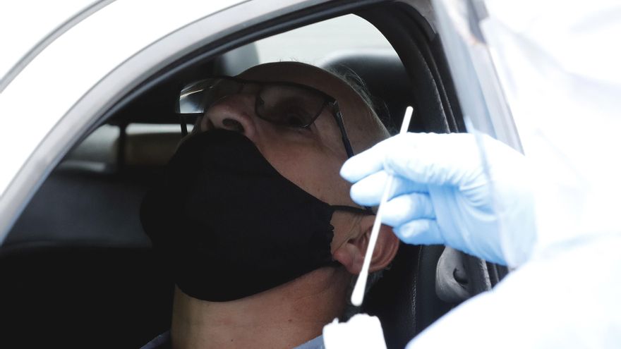 Un hombre espera la toma de una muestra de PCR para SARS Cov-2 en un servicio al auto en Bogotá (Colombia). EFE/Mauricio Dueñas Castañeda/Archivo