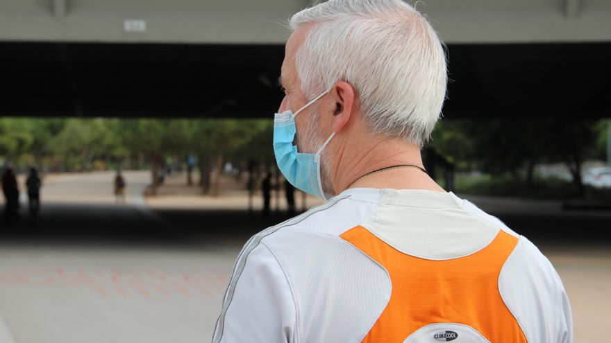 Pedro camina por Madrid Río tras anularse la orden que cierra Madrid.
